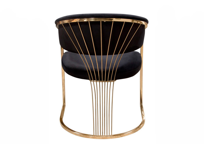 Cadeira Estaiada com encosto estaiado e base em aço inox 304, design moderno e estrutura elegante para salas de jantar contemporâneas.