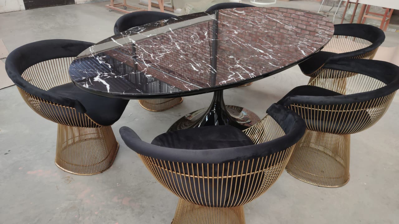 Conjunto de jantar Saarinen Oval com cadeiras Platner: Um encontro de estilo e funcionalidade.