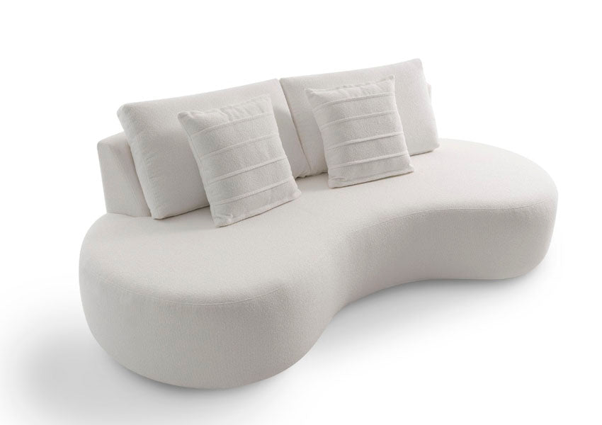 Sofá Kobi branco com design curvo e formato orgânico em tecido de alto padrão.